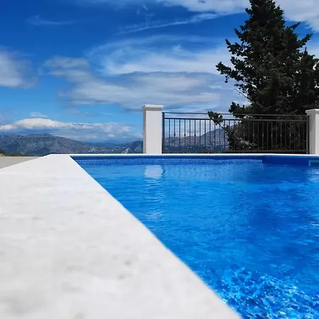 Emerald Hideway Pool Holiday home