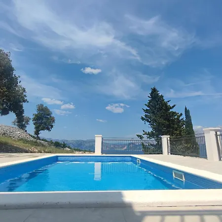 Emerald Hideway Pool Holiday home